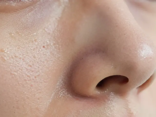 Jak efektivně odstranit černé tečky z nosu a obličeje