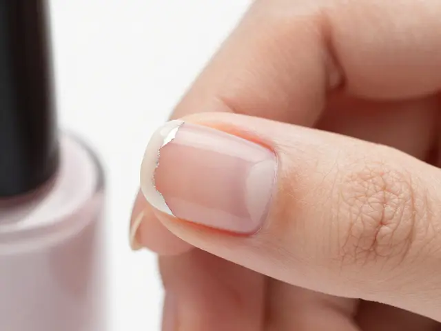 Čím si nejlépe odmastit nehty? Průvodce pro dlouhotrvalý lak