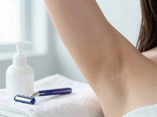 Jak se zbavit chloupků v podpaží: Porovnání metod a tipy pro hladkou kůži